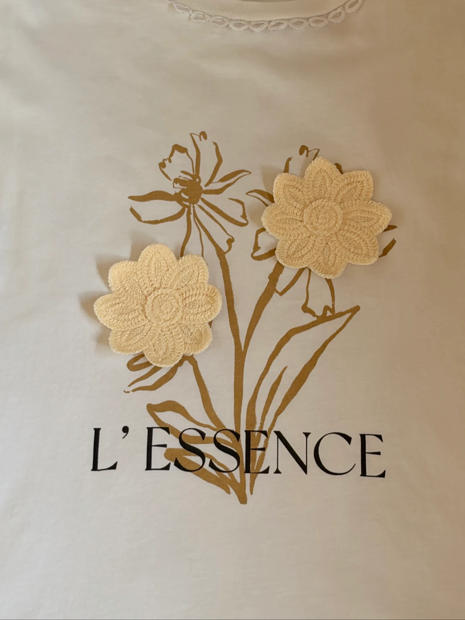 Camiseta com detalhes bordados – photo 2